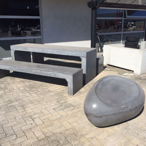 Betonnen zitelement - De Love-stone 24 Onze grote zit-steen. Ook voor de afgebeelde betonnen picknickset kunt u bij ons terecht.